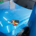 La Ciencia del Acabado Espejo: Por qué la pintura de fábrica es tan difícil de igualar